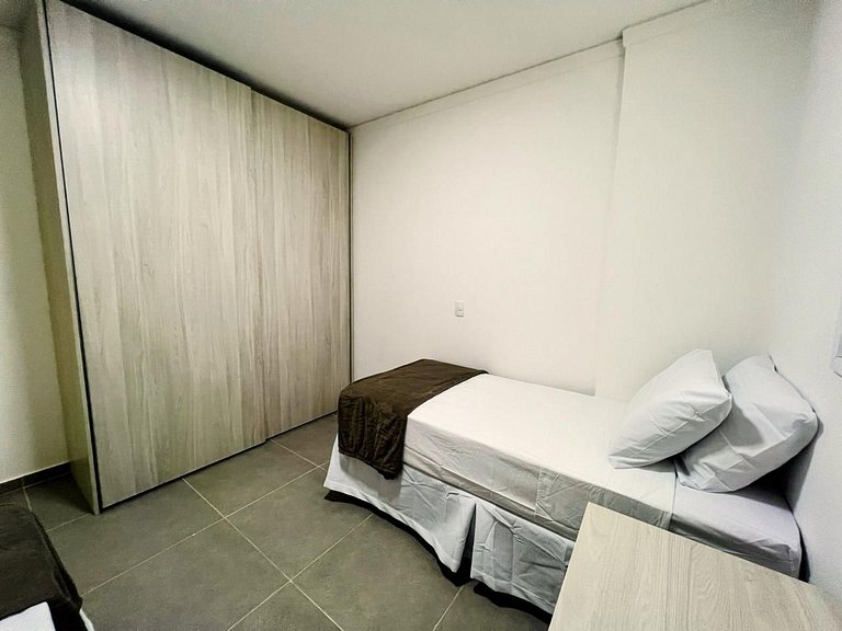 Próximo a Santa Casa - 02 quartos e garagem