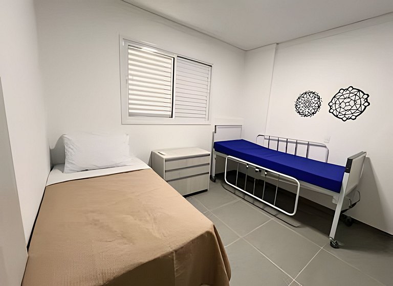 Apto central com cama hospitalar