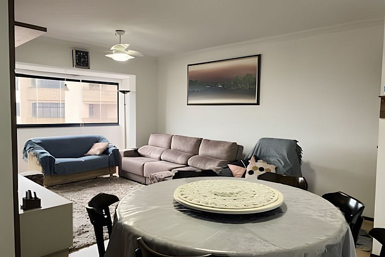 Apto espaçoso para até 8 hóspedes no Centro