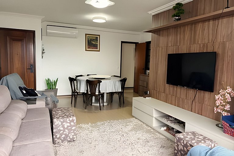 Apto espaçoso para até 8 hóspedes no Centro